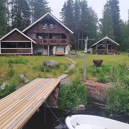 Viihtyisae Hirsimoekki Jaerven Rannalla Siikainen Zewnętrze zdjęcie